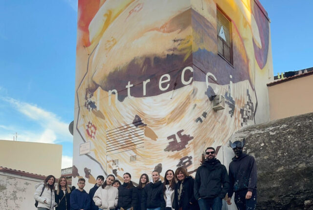 E’ stata inaugurata, a Domusnovas, “Intrecci”, l’opera di Manu Invisible sulla cabina di E-Distribuzione