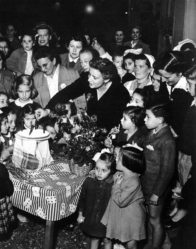 Elda Mazzocchi Scarzella con i bambini, archivio storico dell’Associazione
